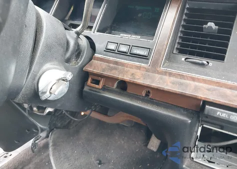 1991 Lincoln Town Car Signature z USA, uszkodzony, nr VIN 1LNCM82W9MY688407